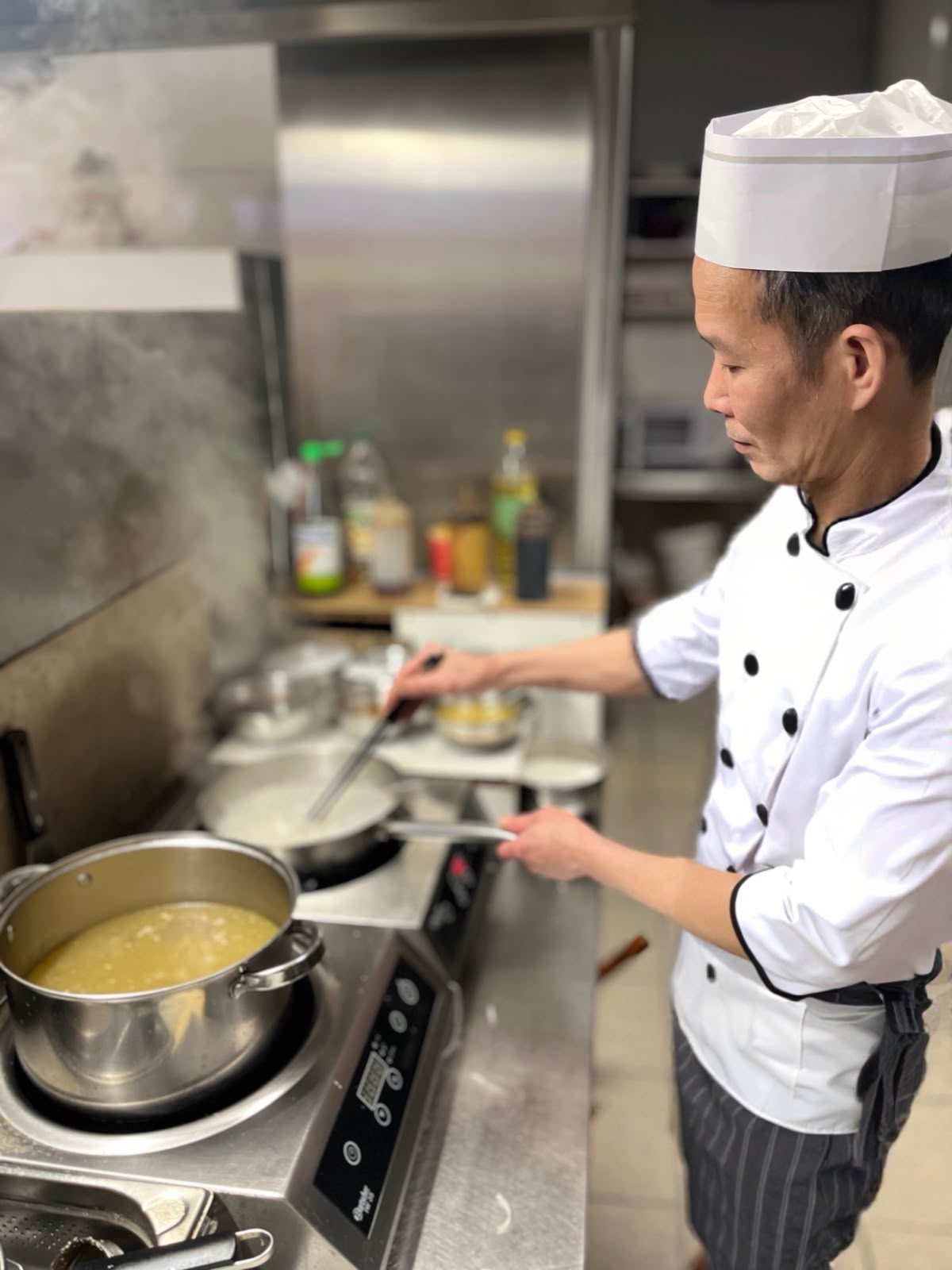 Koch bereitet Essen im Restaurant Dragon zu