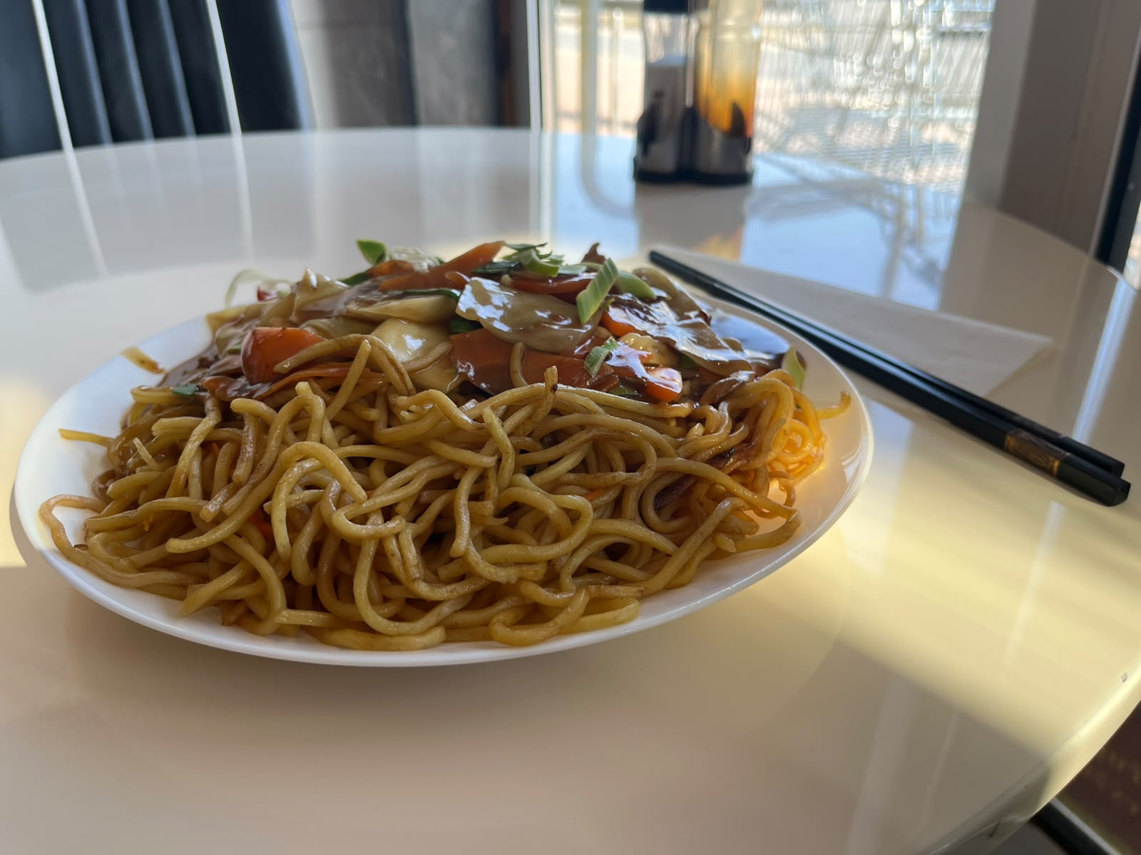 Gebratene Nudeln im Restaurant Dragon
