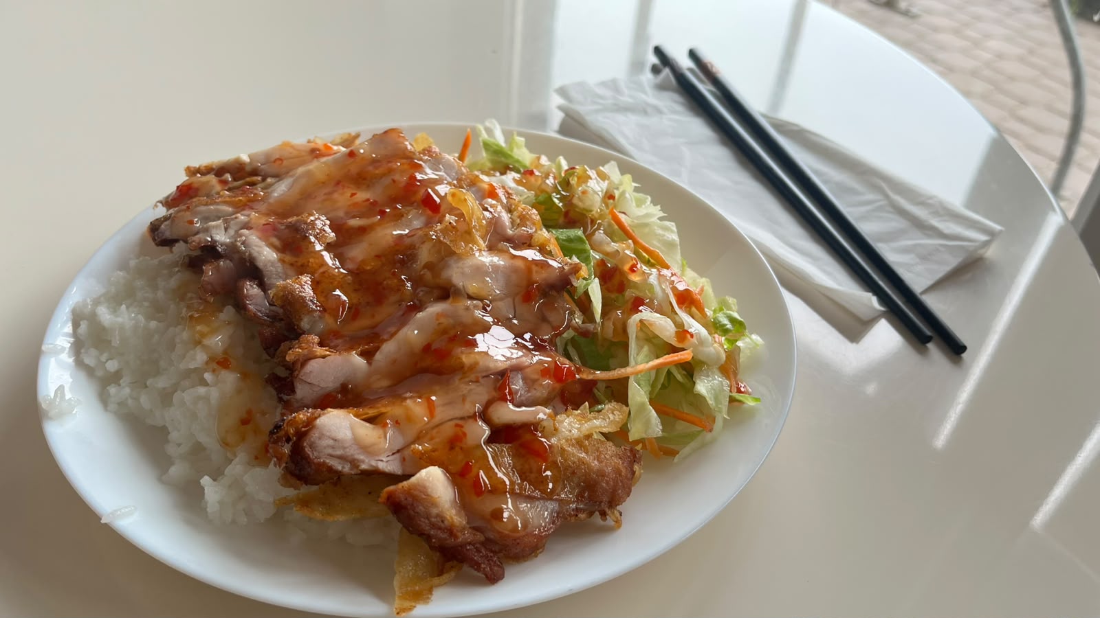 Vietnamesisches Essen mit Reis und Fleisch im Restaurant Dragon Breclav